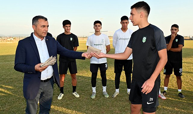 Başkan Kara genç futbolcuları ödüllendirdi