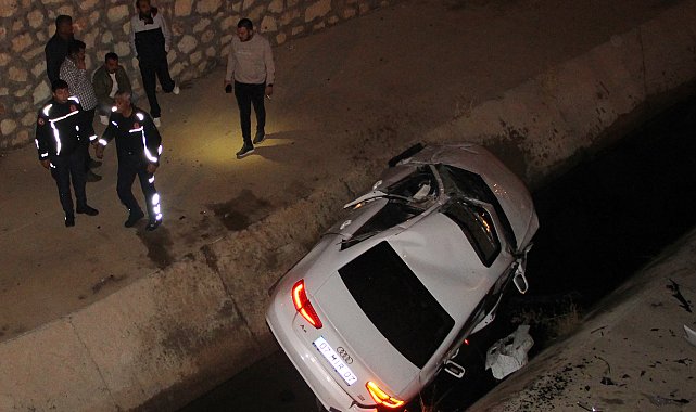Çarpışan otomobillerden biri dereye düştü