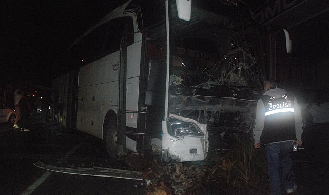 Tur otobüsü çarptığı otomobili sürükleyip, karşı şeride geçti: 1 ölü