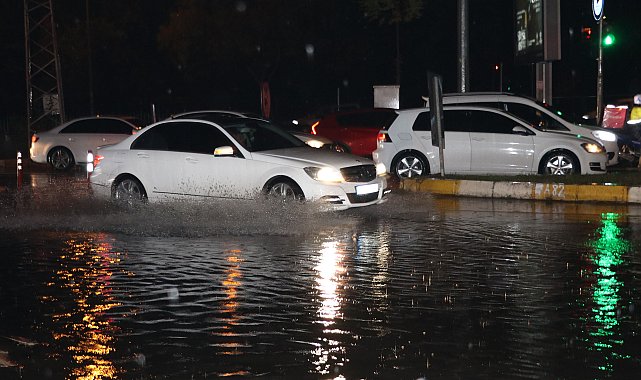 Antalya'da sağanak; yollar su altında kaldı