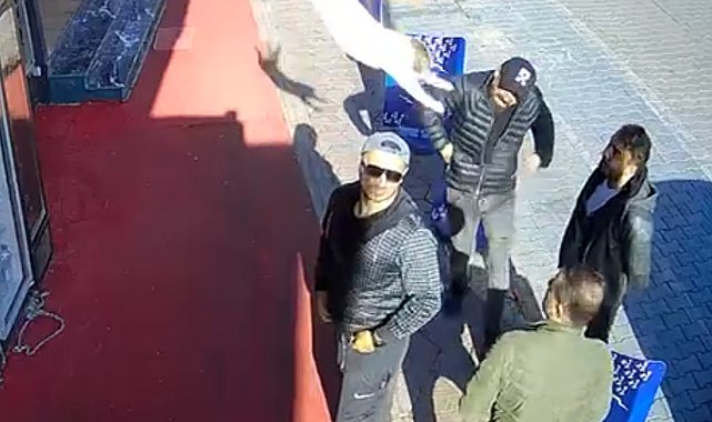 Arkadaşları ile sohbet ederken başına kedi atladı; o anlar kamerada