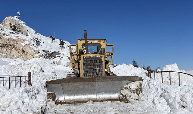 Gözlemevinde mahsur kalan 2 personel için dozer gönderildi