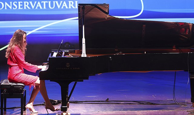 Piyano Festivali'nde sahne gençlerin