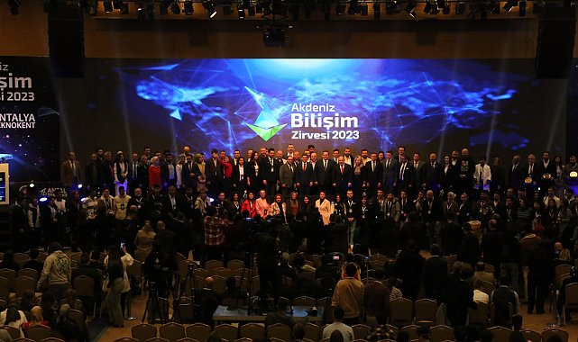 Türk astronot Akdeniz Bilişim Zirvesi'nde