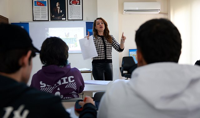 Üniversiteli adaylarına hem akademik hem kariyer desteği