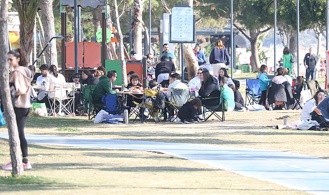 Antalya'da tatilin son gününde sahilde yoğunluk