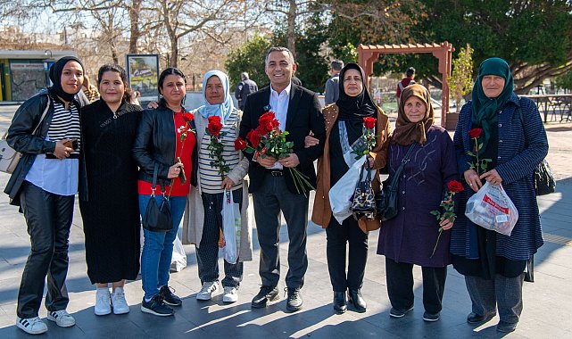 Sevgililer Günü'nde Başkan Kara ve eşi gül dağıttı