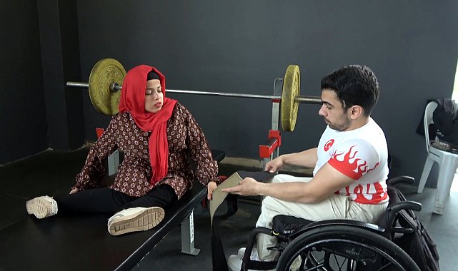 Halterle engelleri aştılar