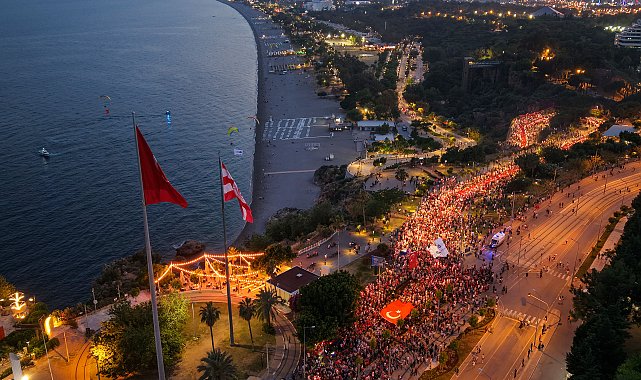 Antalya'da 19 Mayıs 'fener alayı'nda binlerce kişilik coşku