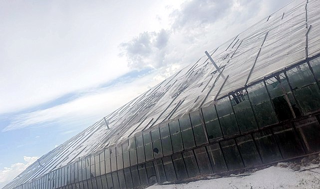 Antalya'da dolu tarım alanlarını vurdu, seralar ve ürünler zarar gördü