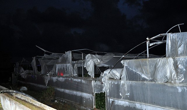 Antalya'da hortum; seralar zarar gördü, evlerin çatısı uçtu