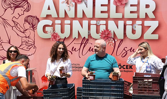 Büyükşehir'den annelere 25 bin çiçek