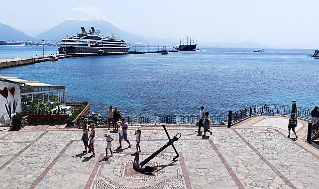 Lüks kruvaziyer Alanya Limanı'na demirledi