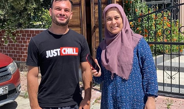Moldovalı turist, bulduğu telefonu sahibine teslim etti