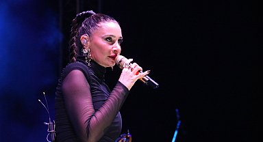 Şarkıcı Sıla, Antalya'da sahne aldı