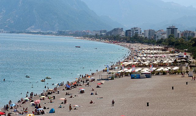 Antalya sahillerinde bayram yoğunluğu