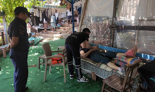 Kaleköy'de düşen turist, sahil güvenlik botuyla ambulansa götürüldü