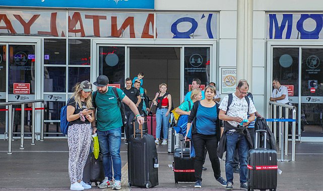 Antalya Havalimanı'nda uçak ve yolcu trafiği rekoru