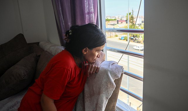 Antalya- Yürüyebilmek için destek bekleyen Leyla'nın sokağı izlediği pencere, dünyası oldu Video eklendi