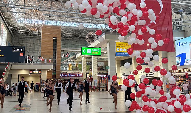 Havalimanında Zafer Bayramı coşkusu