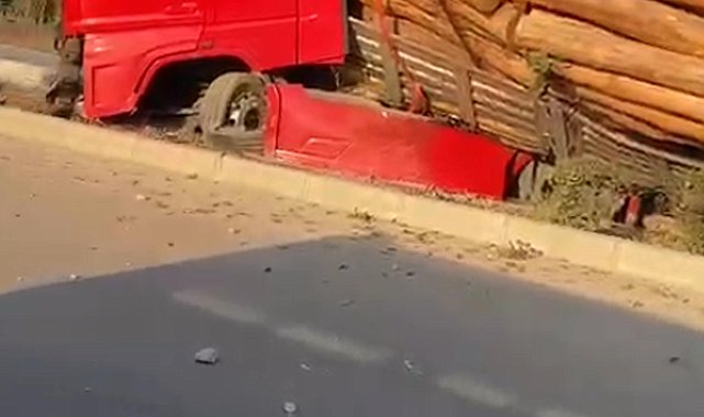 Trafikte şoförünün kontrolsüz ilerlediği tomruk yüklü TIR, refüje devrildi
