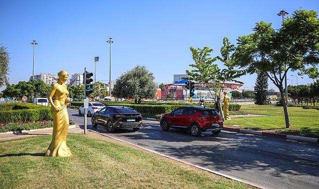 62'nci Altın Portakal Film Festivali öncesi 62 Venüs heykeli, kenti süslemeye başladı
