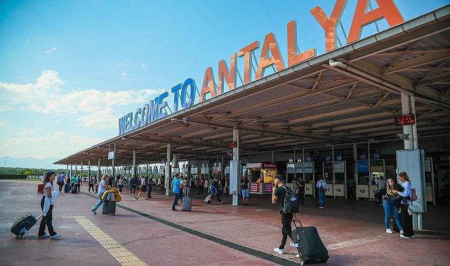Antalya'da turist sayısı 12,8 milyonu aştı; otellerde Rus, Alman ve İngiliz yoğunluğu