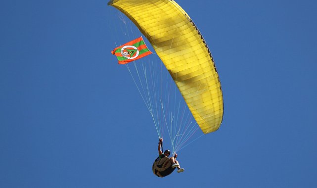 Dünya üçüncüsü sporcu paraşütle tesislere inip, kupayı başkana verdi
