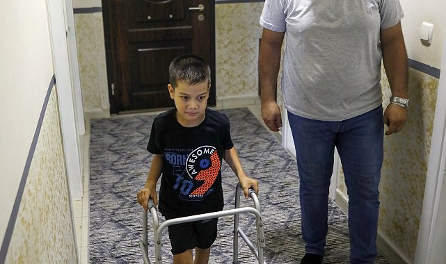 Hastalığına teşhis konulamayan Mert'in yürüyebilmesi için tedaviye başlandı