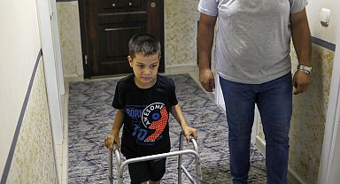 Hastalığına teşhis konulamayan Mert'in yürüyebilmesi için tedaviye başlandı