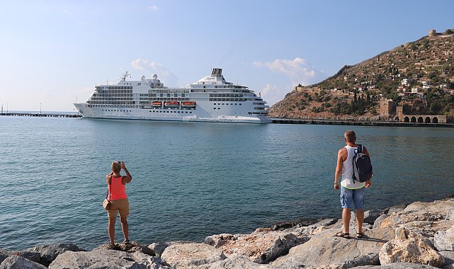 İngiliz turistler Alanya'ya kruvaziyerle geldi