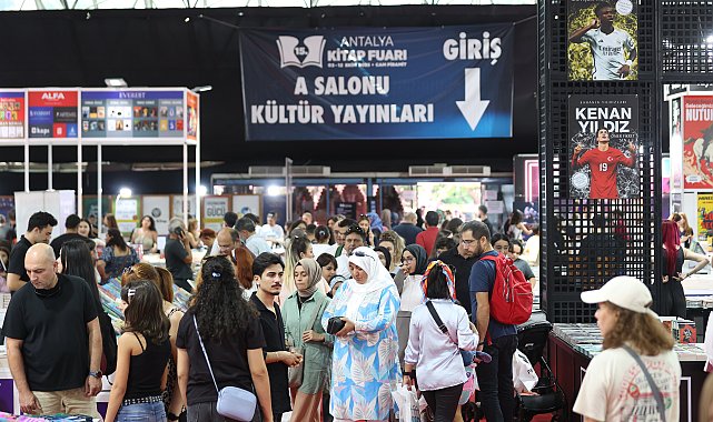 15. Antalya Kitap Fuarı'nda yazarlar okurlarıyla buluştu