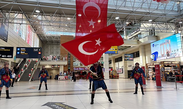 Antalya Havalimanı'nda Cumhuriyet coşkusu