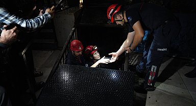 Dalgaların yükselmesiyle mağara 6 saat mahsur kalan 2 kişi kurtarıldı