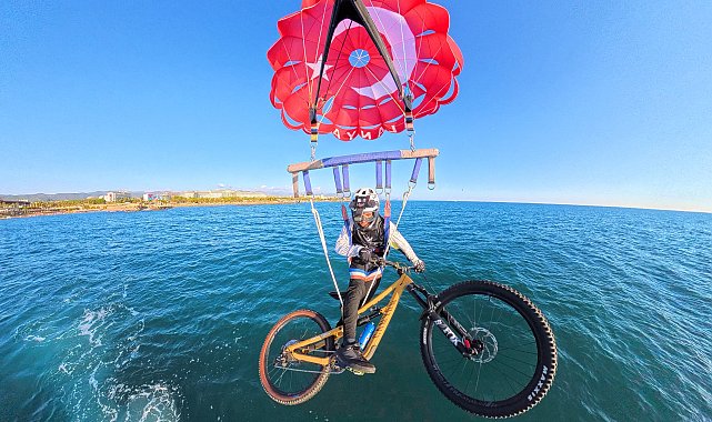 Deniz paraşütüne bağladığı bisikletiyle gökyüzünde pedal çevirdi