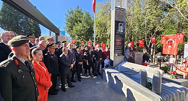 Dünya tarihinde ilk defa uçak gemisi batıran Topçu Yüzbaşı Aker'in anıt mezarı açıldı