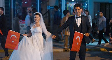 Gelinlik ve damatlıkla Cumhuriyet kutlamasına katıldılar