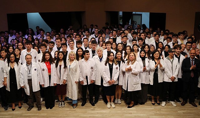 Genç hekim adayları beyaz önlüklerini giydi