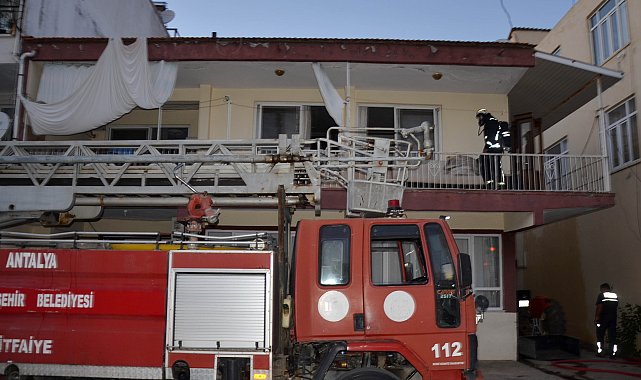 İtfaiye yangını söndürüp, evdeki kuşu kurtardı