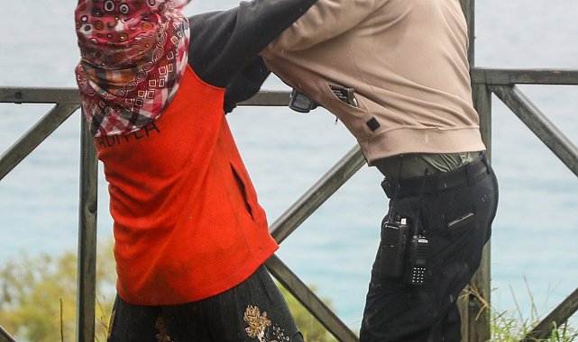 Mahsur kaldığı falezlerden kurtarıldı, gazetecilere saldırdı