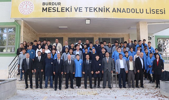 Öğrenciler törenle iş önlüğü giydi