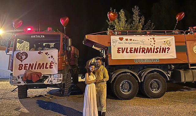 Orman işçisi arazöze pankart asıp kız arkadaşına evlilik teklif etti