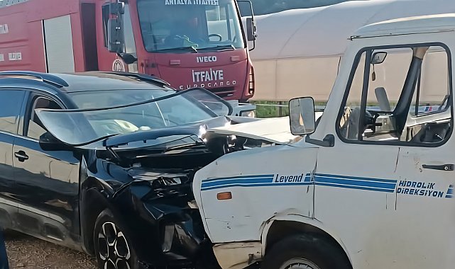 Otomobil ile kamyonet kafa kafaya çarpıştı; 3 yaralı