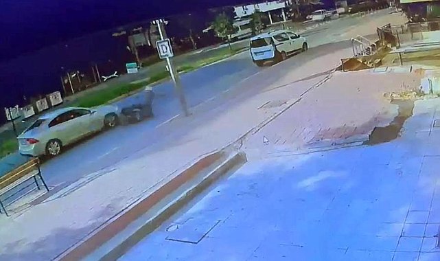 Otomobili üzerine sürdüğü motosikletlinin ölümüne neden olduğu anlar kamerada