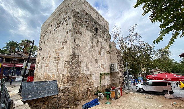 Tarihi burcun duvarı, klima takmak için delindi