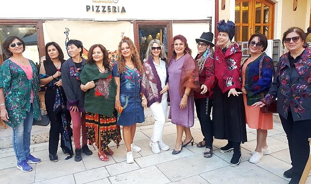 Tarihi kapıda keçe kıyafet defilesi