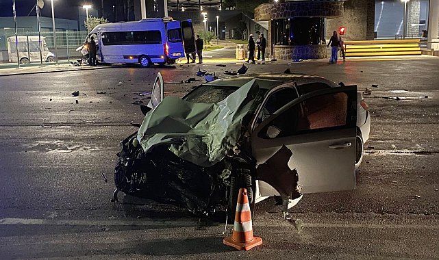 Tur minibüsüyle otomobil çarpıştı: 2 yaralı