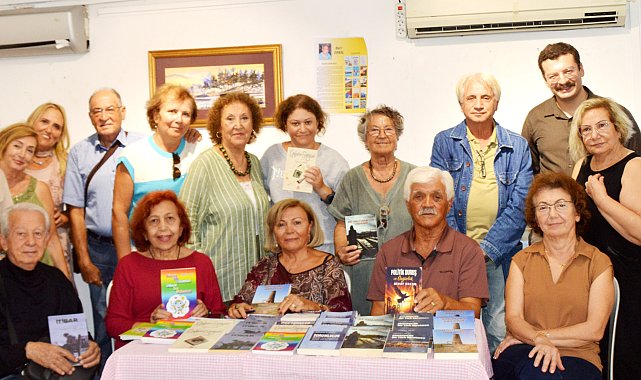 Yazar çift kitaplarını imzaladı