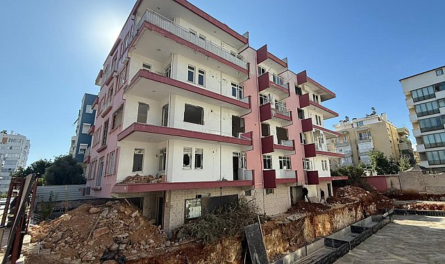 4 katlı metruk binada yangın çıktı; 1 erkek cesedi bulundu