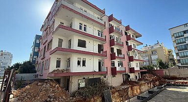 4 katlı metruk binada yangın çıktı; 1 erkek cesedi bulundu